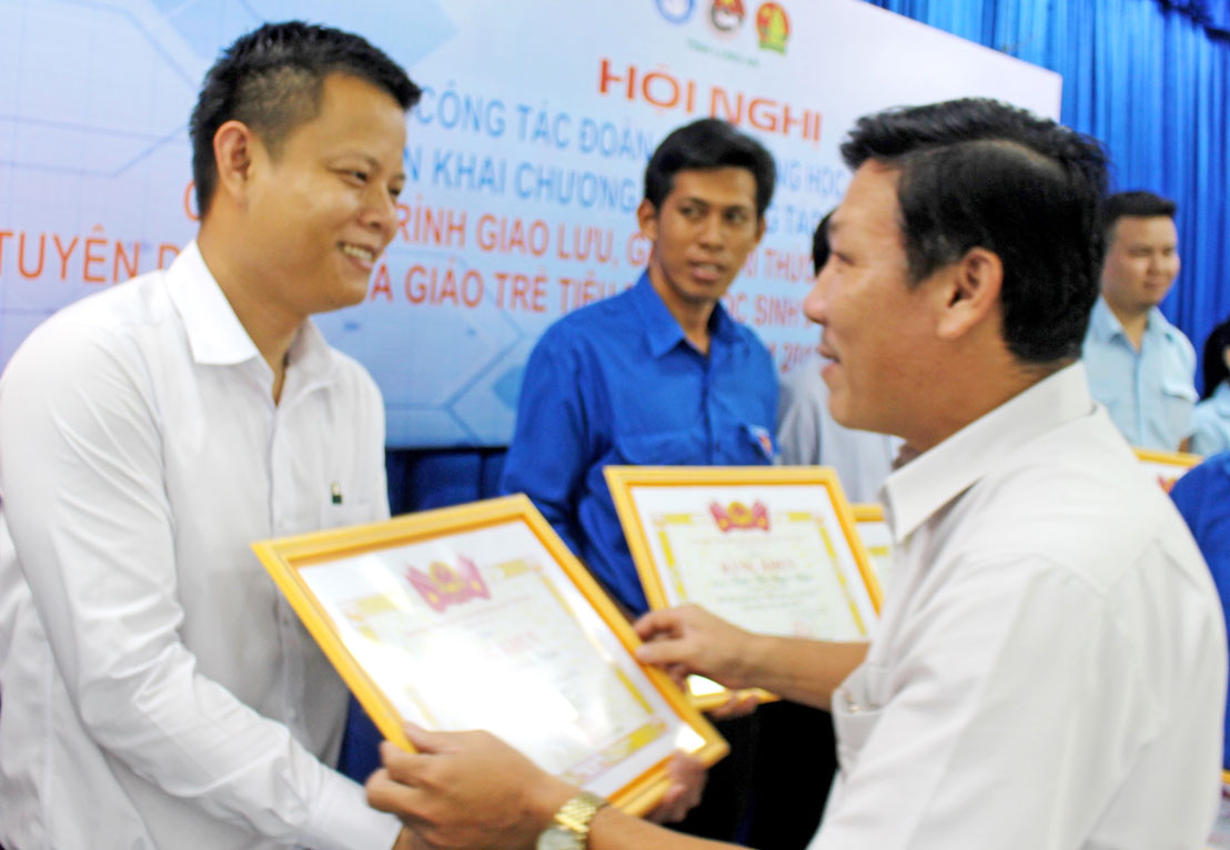 Anh Phạm Lê Giang Dũng vinh dự là 1 trong 16 giáo viên trong tỉnh được Ban Thường vụ Tỉnh đoàn tặng bằng khen Nhà giáo trẻ tiêu biểu