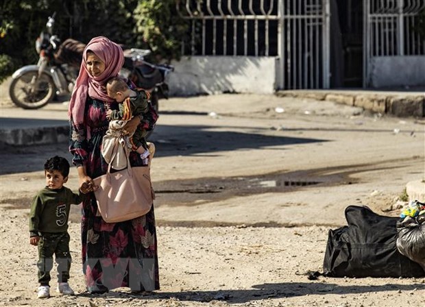Người dân Syria tới thành phố Tal Tamr, ngoại ô Hasakeh, sau khi phải rời bỏ nhà cửa tránh chiến sự tại thị trấn Ras al-Ain ngày 15/10/2019. (Nguồn: AFP/TTXVN)