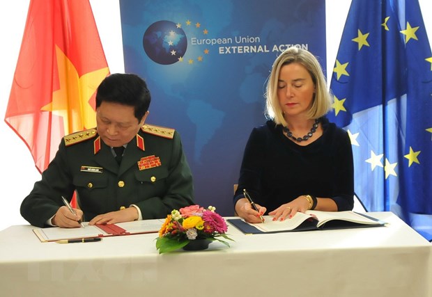 Đại tướng, Bộ trưởng Bộ Quốc phòng Ngô Xuân Lịch và bà Federica Mogherini, Phó chủ tịch Ủy ban châu Âu ký Hiệp định FPA. (Ảnh: Kim Chung/TTXVN)