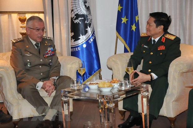 Đại tướng, Bộ trưởng Quốc phòng Ngô Xuân Lịch gặp Chủ tịch Uỷ ban Quân sự EU, Đại tướng Claudio Graziano. (Ảnh: Kim Chung/TTXVN)