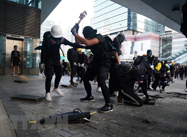 Người biểu tình bạo động trên đường phố ở Hong Kong, Trung Quốc, ngày 15/9/2019. (Nguồn: THX/TTXVN)