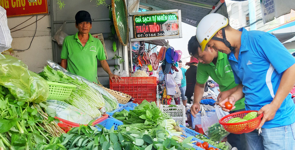 Người tiêu dùng ở các phường khác cũng tìm đến điểm bán rau an toàn của Hợp tác xã Phước Hòa tại chợ phường 2 vì tin tưởng rau, củ tươi, an toàn