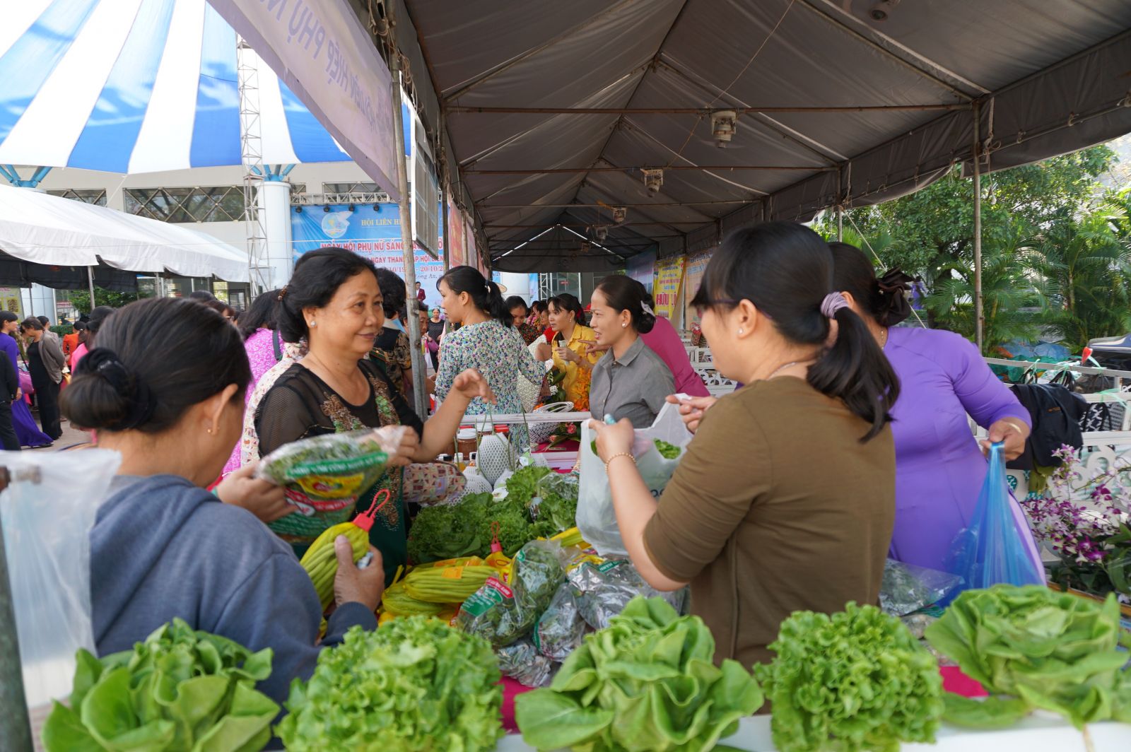 Các gian hàng tham dự Ngày Phụ nữ sáng tạo - khởi nghiệp