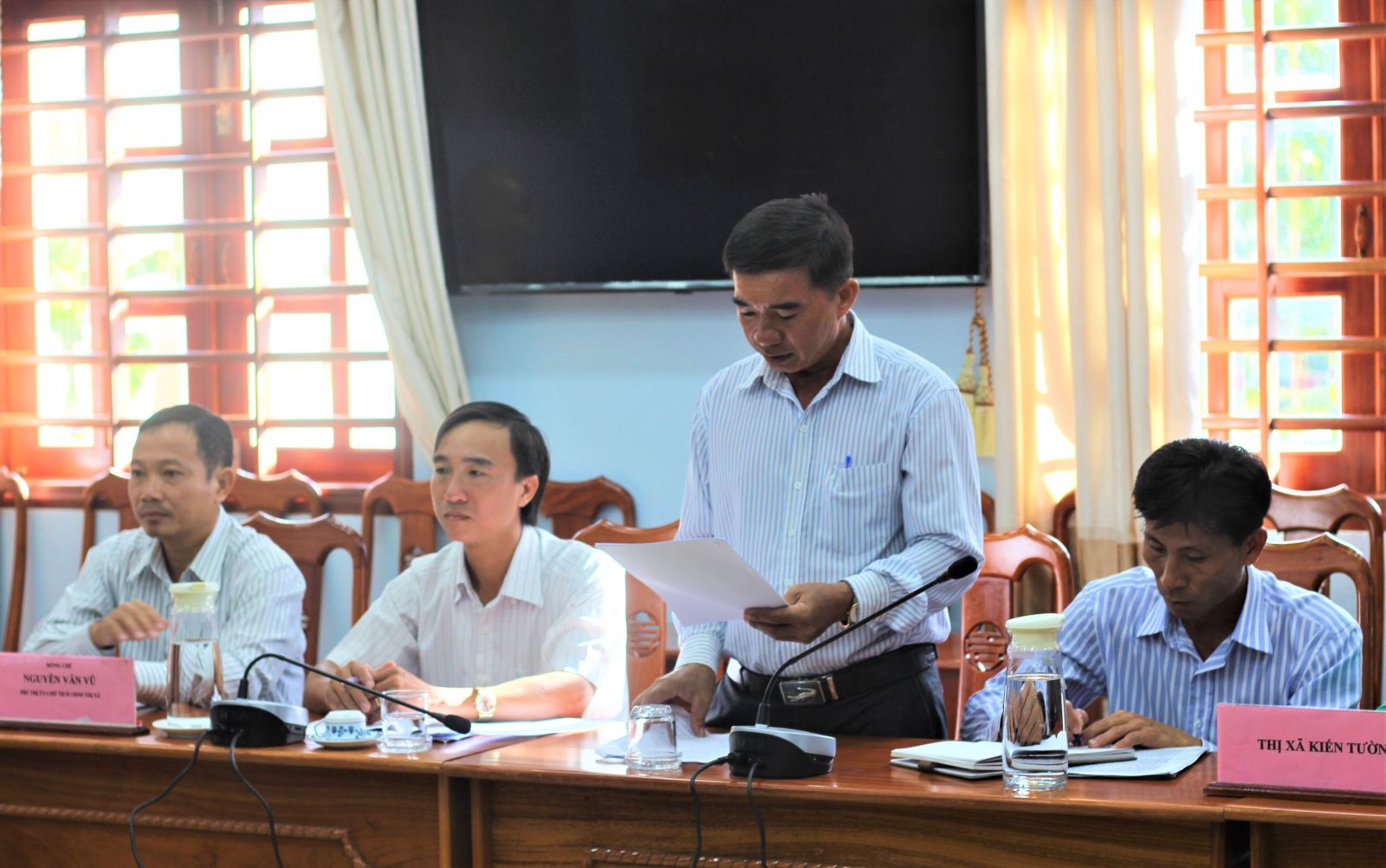 Đại diện Ban Dân vận Thị ủy Kiến Tường báo cáo về kết quả thực hiện “Năm Dân vận chính quyền”