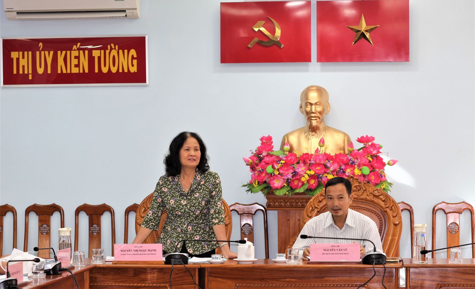 Trưởng ban Dân vận Tỉnh ủy - Nguyễn Thị Ngọc Hạnh đánh giá cao việc thực hiện “Năm Dân vận chính quyền” của thị xã Kiến Tường