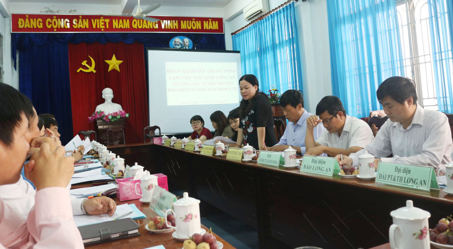 Đồng chí Nguyễn Thị Thu Hoài - Phó Vụ trưởng Vụ Tuyên truyền - Ban Tuyên giáo Trung ương đánh giá cao những kết quả thực hiện công tác tuyên truyền về BHXH, BHYT trên địa bàn Long An