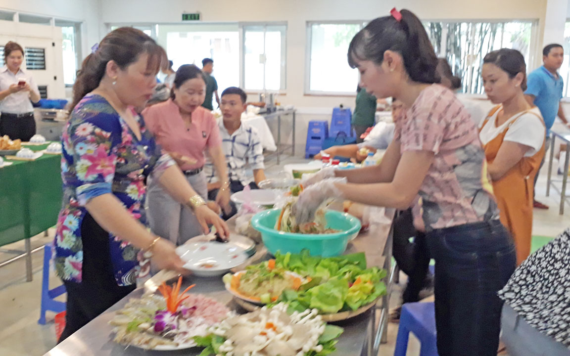 Quan tâm, chăm lo lao động nữ Hội thi nấu ăn - một trong những hoạt động được nhiều Công đoàn cơ sở tổ chức, thu hút nữ công nhân, lao động tham gia