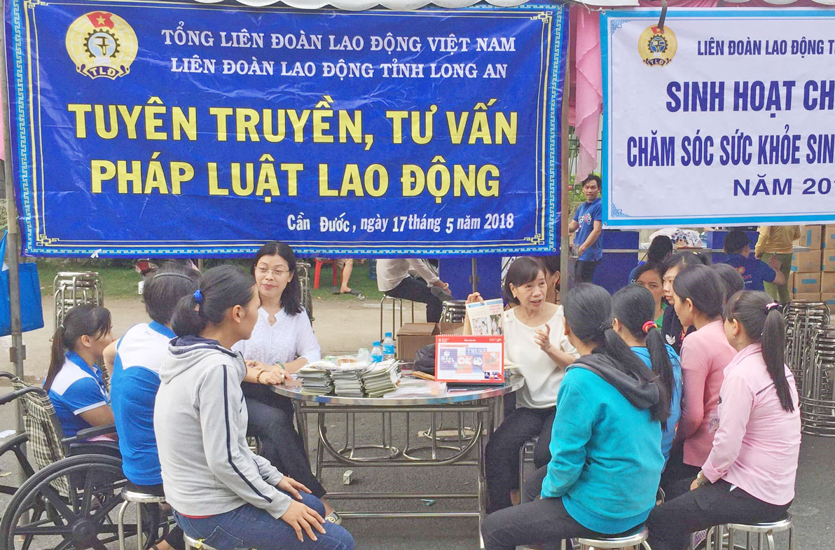 Quan tâm, chăm lo lao động nữ Các cấp Công đoàn thường xuyên phối hợp tổ chức tư vấn pháp luật lao động, sức khỏe sinh sản cho nữ công nhân, lao động