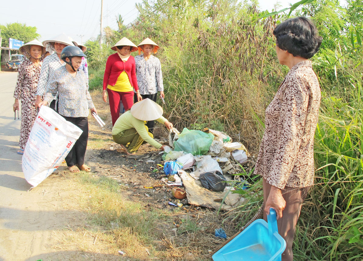 Phụ nữ ấp Lũy tham gia vệ sinh môi trường