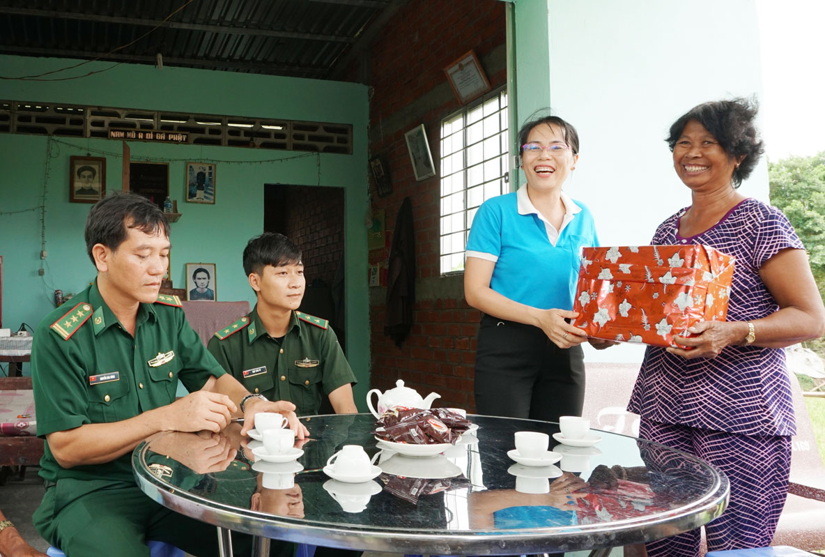 Chủ tịch Hội Liên hiệp Phụ nữ tỉnh - Nguyễn Thị Hồng Phúc tặng quà hộ nghèo xã biên giới Bình Hòa Tây, huyện Mộc Hóa