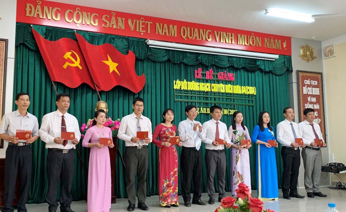Phó Hiệu trưởng - Huỳnh Phương Vũ trao chứng chỉ cho học viên