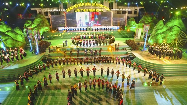 A mass performance of the "xoe" dance, a traditional dance of Thai ethnic people, at the festival's opening ceremony on October 18 (Photo: VNA)