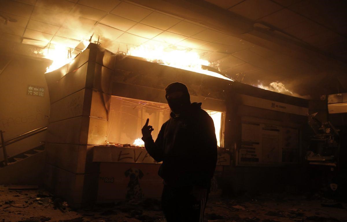 Người biểu tình đốt phá một ga tàu điện ngầm. (Nguồn: AP)