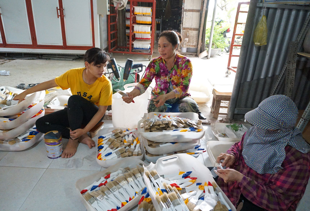 Bài 1: Khơi nguồn cho phụ nữ khởi nghiệp Vừa làm, chị Trần Thị Hồng Nhung vừa hướng dẫn cho lao động tại cơ sở