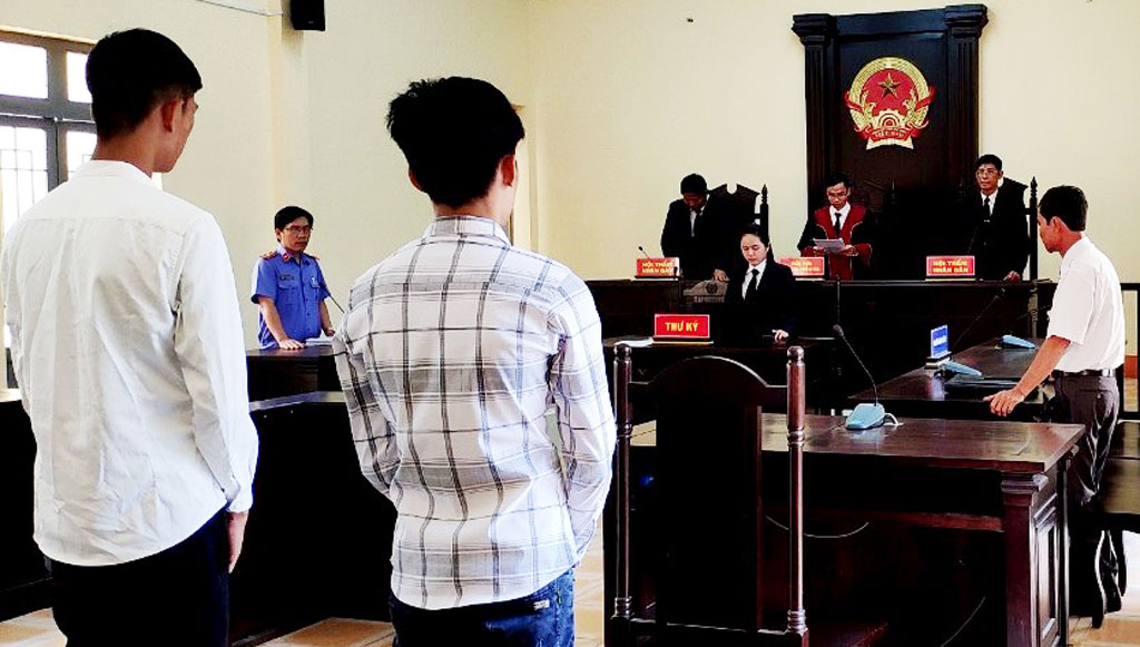 Cho các bị cáo hưởng án treo để tiếp tục đi học 2 bị cáo H. và N. tại phiên tòa xét xử