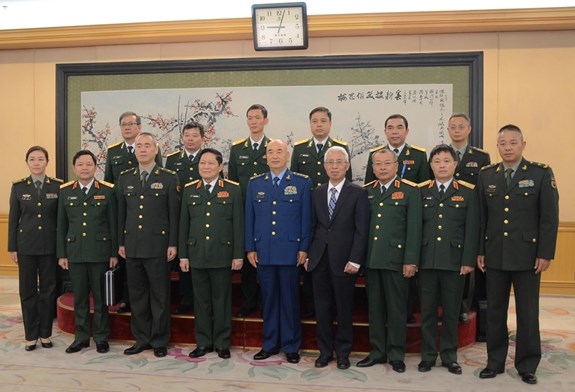 Vietnam, China forge defence cooperation Vietnamese and Chinese officers pose for a group photo. (Source: qdnd.vn)