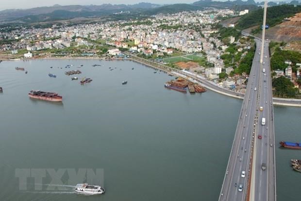 Quang Ninh to implement measures to stimulate tourism demand A view of Ha Long city, Quang Ninh (Photo: VNA)