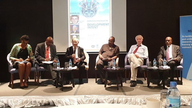 Economist Le Dang Doanh (third from left) sits among speakers of the dialogue (Photo: VNA)