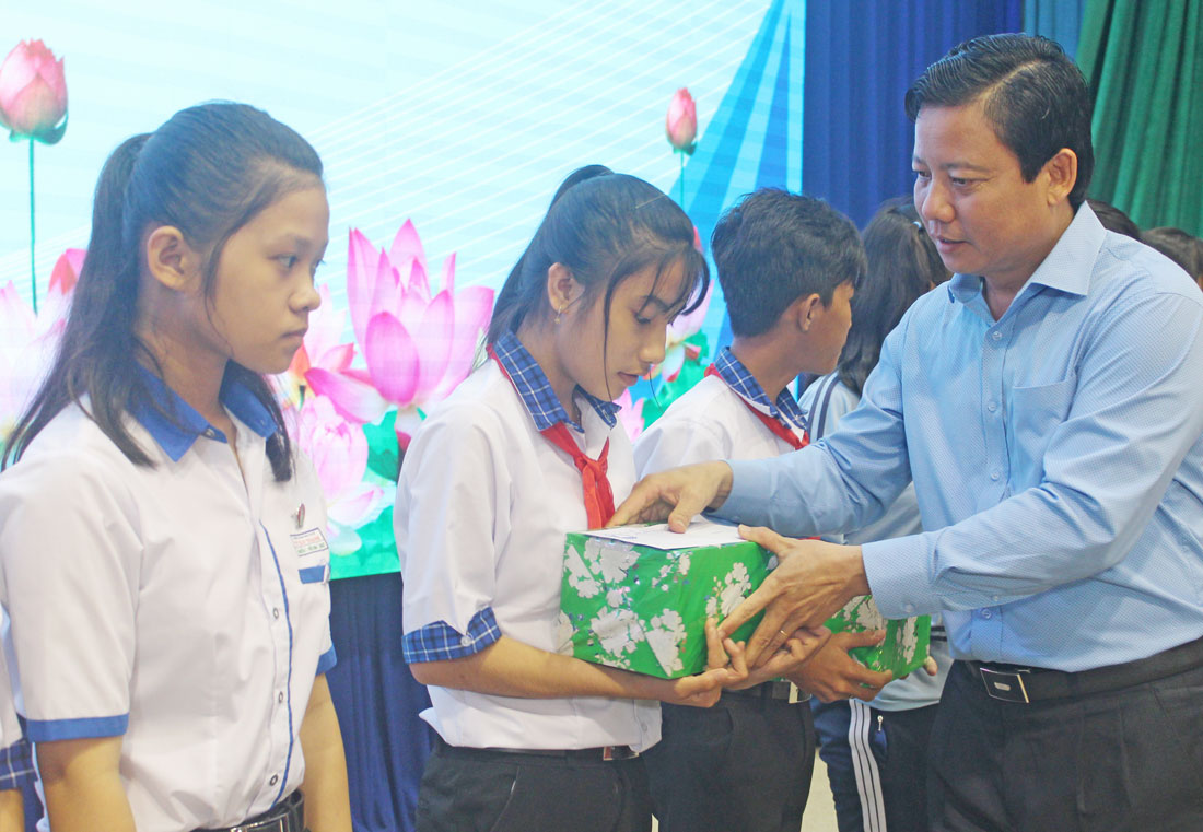 Nỗ lực chăm lo cho trẻ em Phó Chủ tịch UBND tỉnh- Phạm Tấn Hòa tặng quà cho trẻ em có hoàn cảnh đặc biệt khó khăn