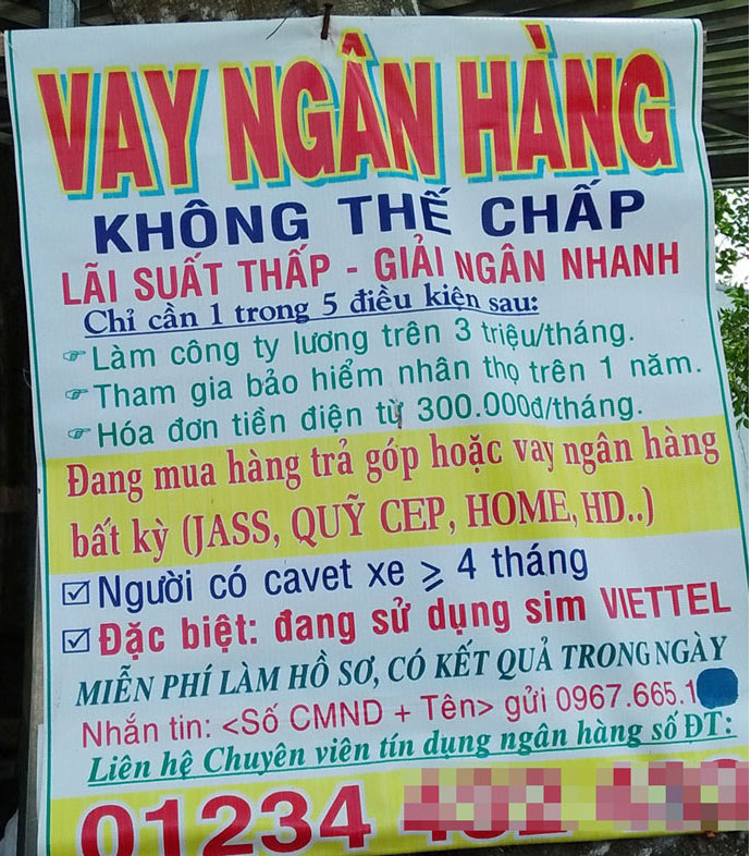 Một tờ thông báo cho vay với những thông tin mập mờ, thủ tục cho vay đơn giản treo ở gốc cây