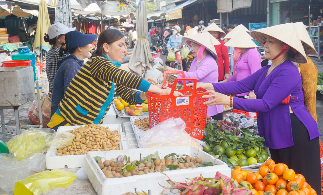 Phụ nữ xã Phước Lợi dùng giỏ đi chợ, góp phần hạn chế rác thải nhựa