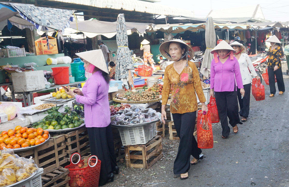 chị em còn tự nguyện mua giỏ nhựa, xách đi chợ