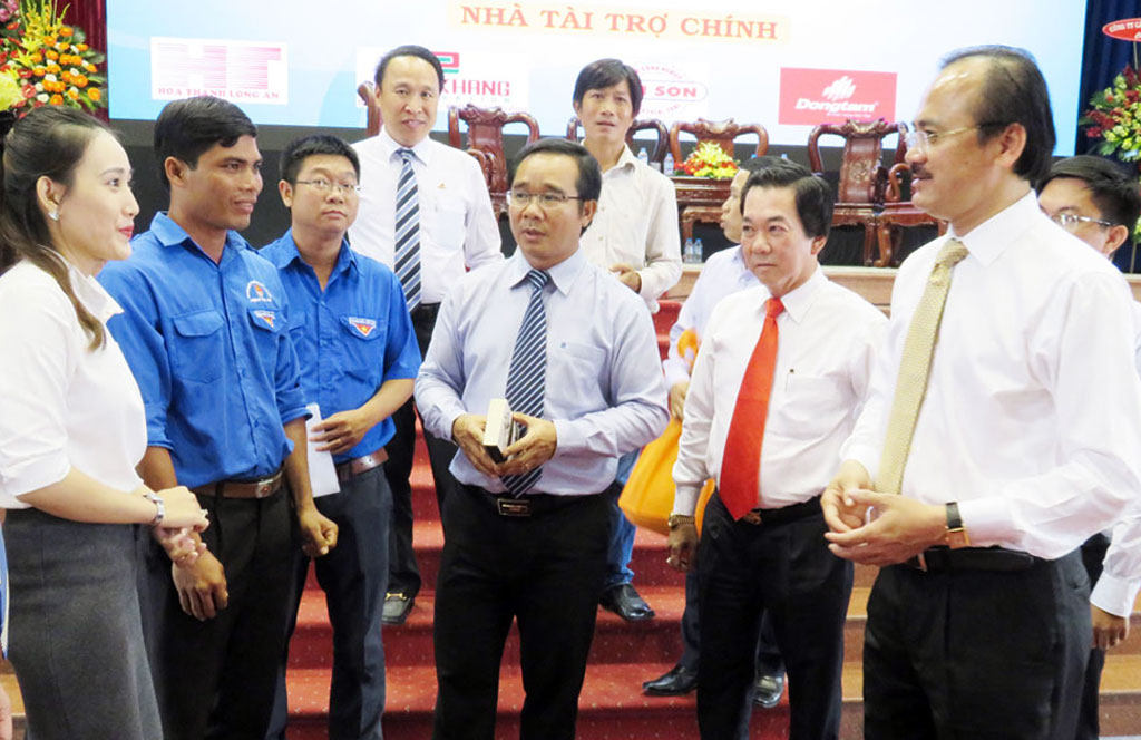 Long An leaders exchanged views with businesses and youth at Startup Program for Entrepreneurs 2017 organized by the provincial People's Committee in coordination with the Young Entrepreneurs Association