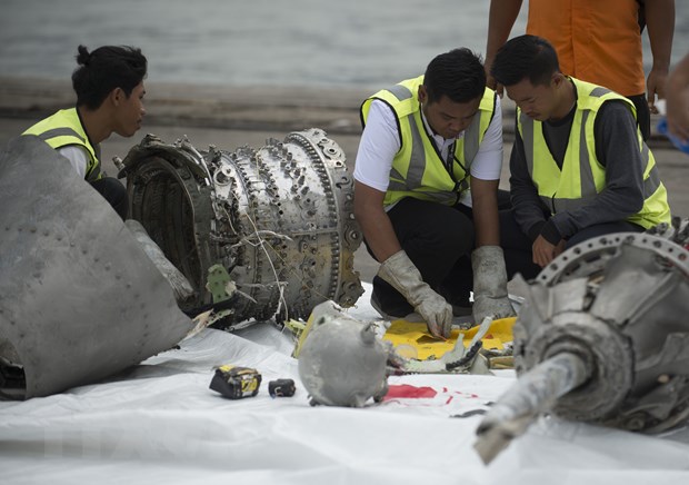 Các nhà điều tra kiểm tra mảnh vỡ động cơ máy bay của Hãng hàng không Lion Air bị rơi trên biển Java, Indonesia, ngày 7/11/2018. (Nguồn: AFP/TTXVN)