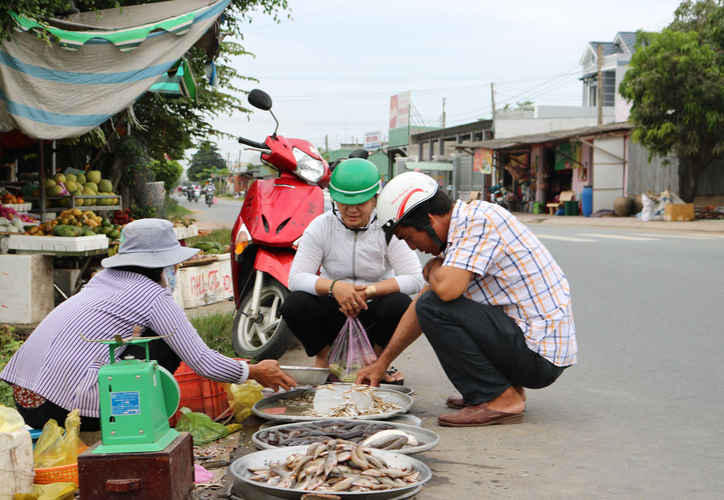 Chợ công nhân - tiện lợi nhưng còn nhiều nỗi lo