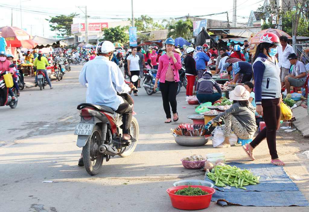 Chợ công nhân - tiện lợi nhưng còn nhiều nỗi lo