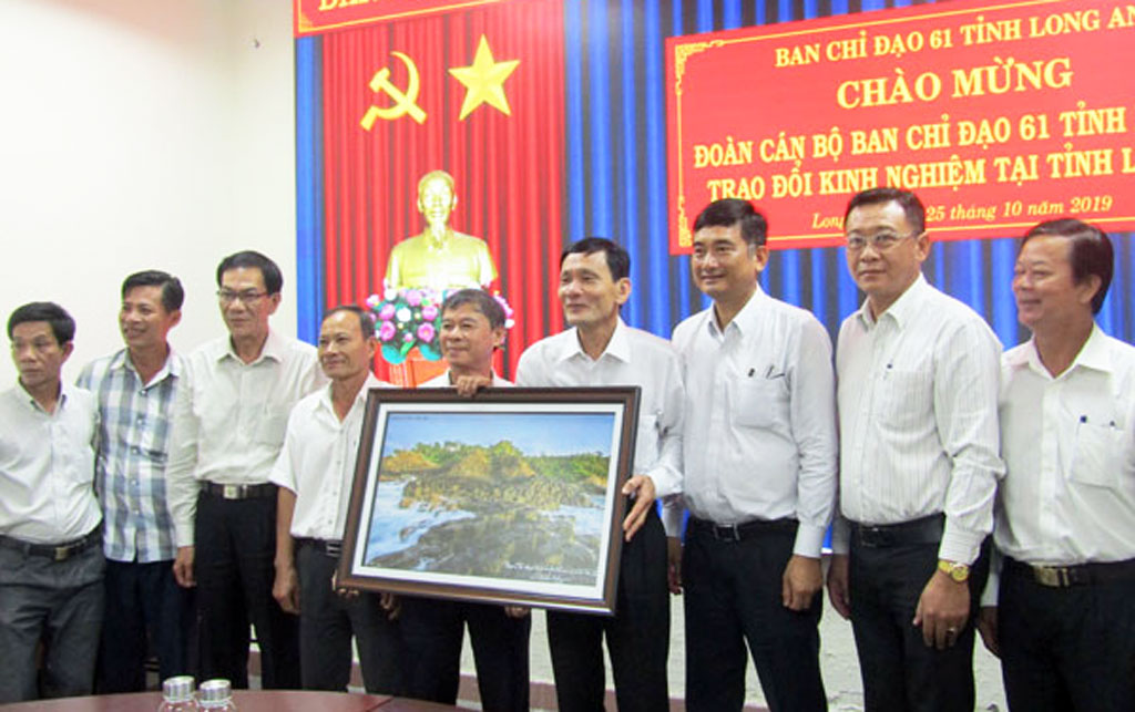 Steering Committee 61 of Phu Yen province exchanges experiences in Long An The Mission of Steering Committee 61of Phu Yen Province presents to Long An Province a photo of “Ghenh da dia” - one of the famous tourist destinations of Phu Yen province