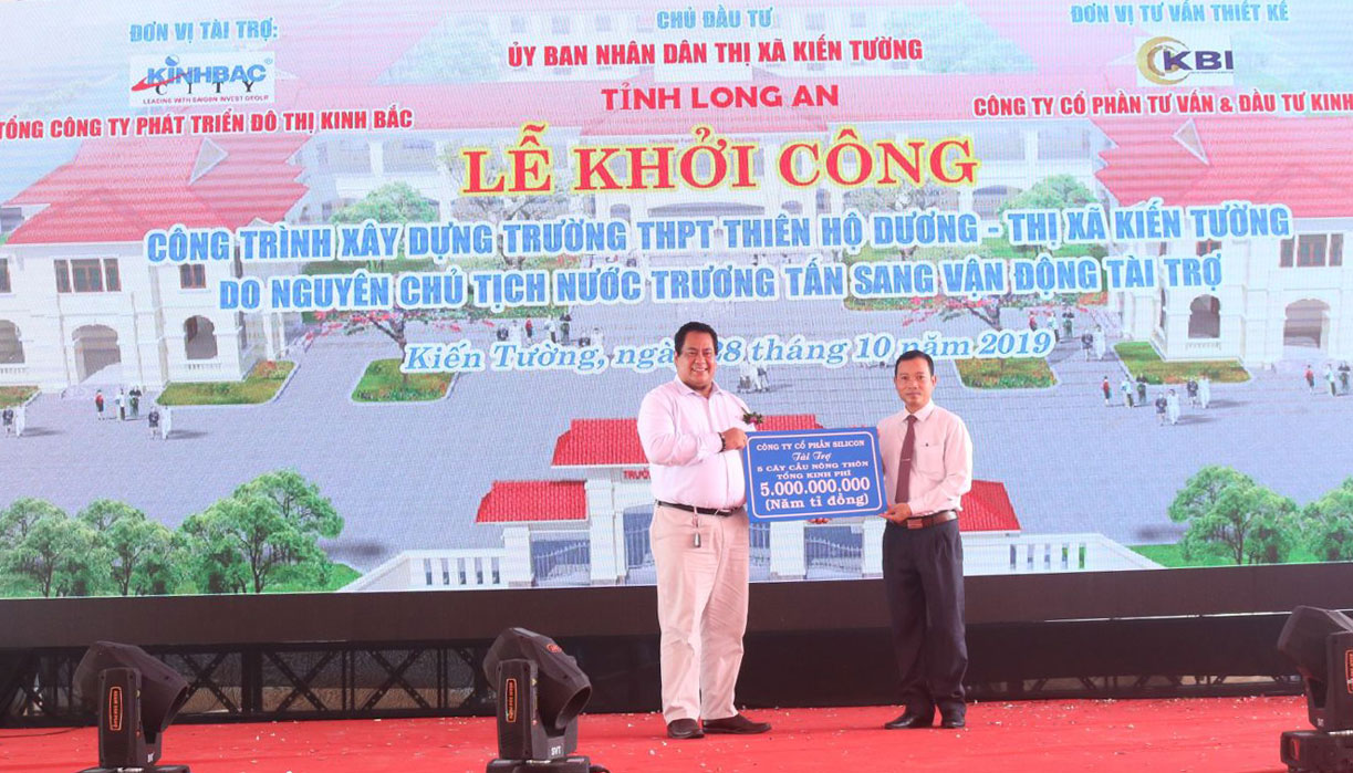 Trao biểu trưng 5 tỉ đồng cho thị xã Kiến Tường để xây dựng cầu giao thông nông thôn