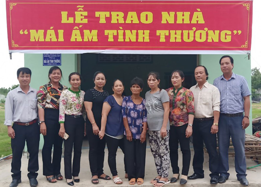 Trao nhà tình thương cho bà Lâm Thị Mai