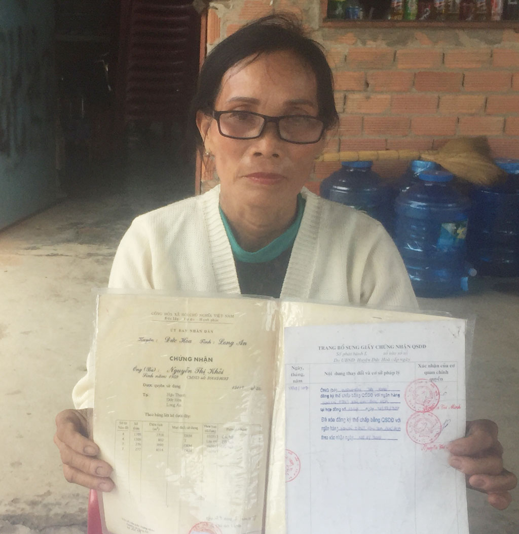 Bà Nguyễn Thị Khỏi khiếu kiện việc đền bù giải tỏa đất đai không thỏa đáng vì diện tích thực tế chênh lệch so với sổ đỏ, gây thiệt hại cho gia đình bà