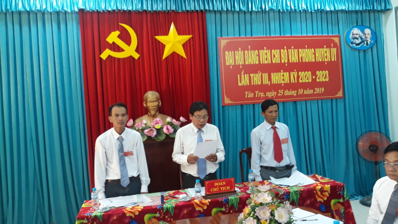 Ban Chấp hành nhiệm kỳ mới của Chi bộ Văn phòng Huyện ủy Tân Trụ ra mắt tại Đại hội