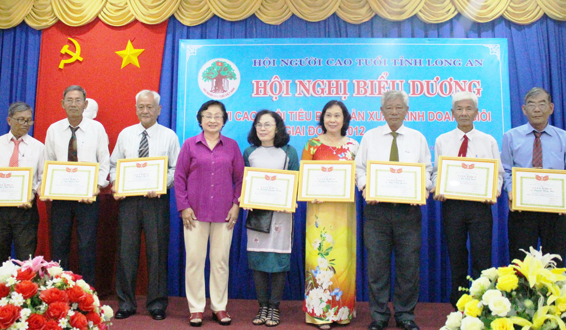 Ông Nguyễn Hồng Hải (bìa phải) nhận giấy khen của Hội Người cao tuổi tỉnh vì đạt thành tích sản xuất, kinh doanh giỏi cấp tỉnh năm 2018