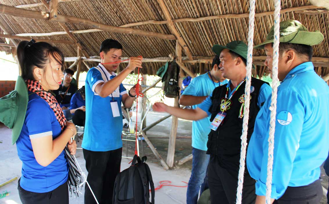 Các trại sinh tranh tài phần thi kỹ năng thắt nút dây