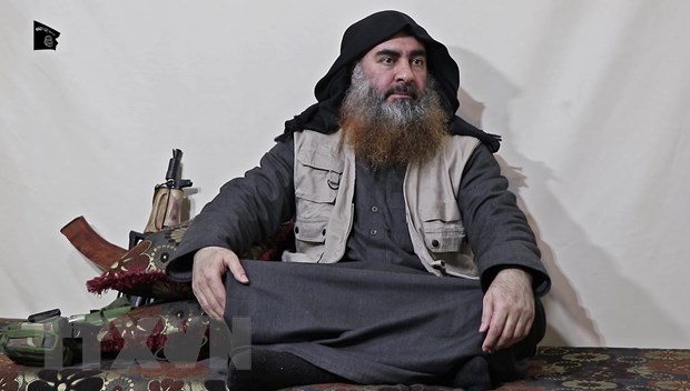 Hình ảnh trích từ video của kênh truyền thông Al-Furqan cho thấy thủ lĩnh tổ chức khủng bố IS Abu Bakr al-Baghdadi xuất hiện tại một địa điểm bí mật, lần đầu tiên sau 5 năm ẩn dật. (Ảnh: AFP/TTXVN)