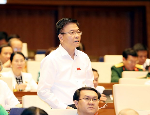 Bộ trưởng Bộ Tư pháp Lê Thành Long phát biểu, giải trình, làm rõ một số nội dung đại biểu Quốc hội nêu. (Ảnh: Trọng Đức/TTXVN)