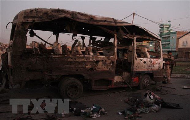 Chiếc xe ôtô bị phá hủy trong một vụ đánh bom ở Afghanistan. (Nguồn: THX/TTXVN)