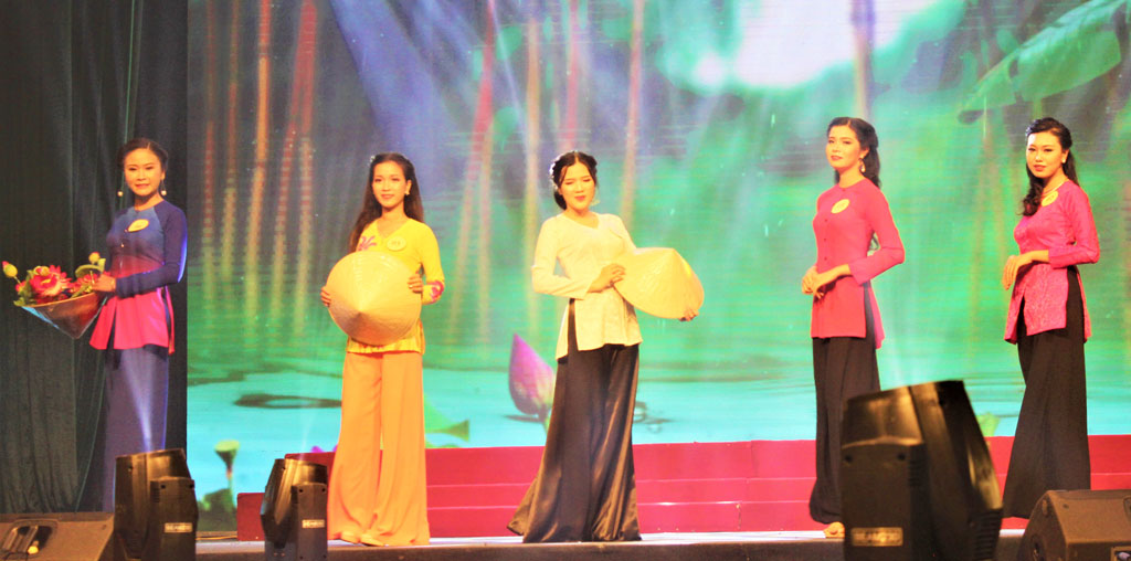 Tôn vinh nét đẹp truyền thống phụ nữ Việt Nam Các thí sinh tham gia phần thi trang phục áo bà ba