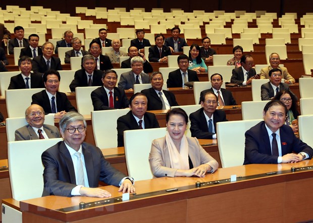 Chủ tịch Quốc hội Nguyễn Thị Kim Ngân và các đại biểu tham quan phòng Diên Hồng. (Ảnh: Trọng Đức/TTXVN)