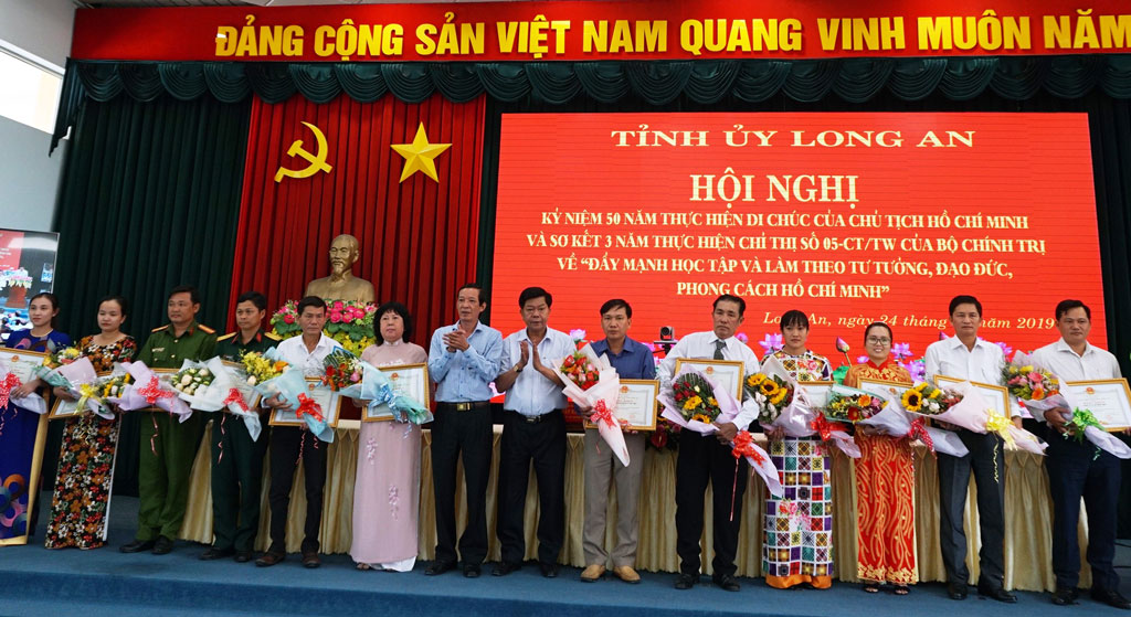 Chủ tịch UBND tỉnh-Trần Văn Cần (thứ 7, phải qua) và Trưởng Ban Tuyên giáo Tỉnh ủy - Đinh Ngọc Lâm tặng bằng khen, hoa cho đại diện các tập thể có thành tích xuất sắc qua 3 năm học tập và làm theo tư tưởng, đạo đức, phong cách Hồ Chí Minh