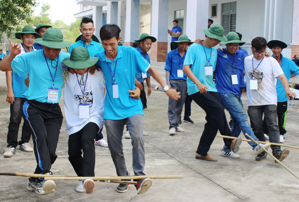 Các trại sinh tham gia phần trò chơi sinh hoạt cộng đồng