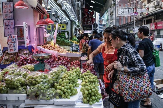Người dân mua sắm tại một khu chợ ở Hong Kong. (Ảnh: AFP/TTXVN)