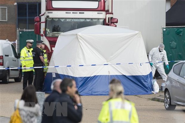 Cảnh sát điều tra tại hiện trường phát hiện 39 thi thể trong container hàng ở khu công nghiệp Waterglade, Essex, Anh, ngày 23/10/2019. (Ảnh: THX/TTXVN)