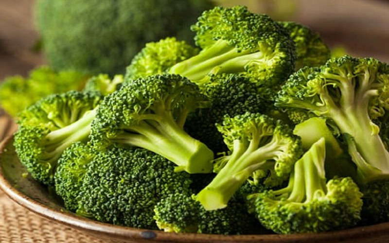 Ăn bông cải xanh chống nếp nhăn: Bông cải xanh là một siêu thực phẩm có tác dụng giải quyết các vấn đề sức khỏe khó chịu, giúp hỗ trợ tái tạo tế bào và giúp các tế bào da cũ được thay thế bằng các tế bào mới.