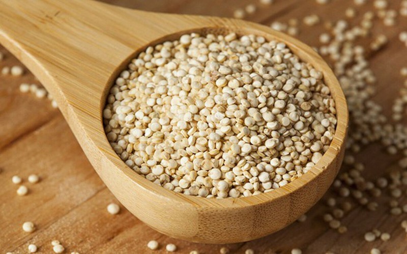 Hạt quinoa củng cố nang tóc: Hạt quinoa cũng được coi là một loại ngũ cốc nguyên hạt và một siêu thực phẩm. Hàm lượng protein cao của hạt bảo vệ và nuôi dưỡng nang tóc trong khi các chất làm ẩm trong nó nuôi dưỡng và bảo vệ tóc.