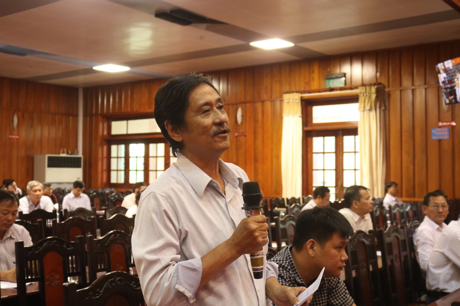 Long An provincial leaders have dialogue with businesses