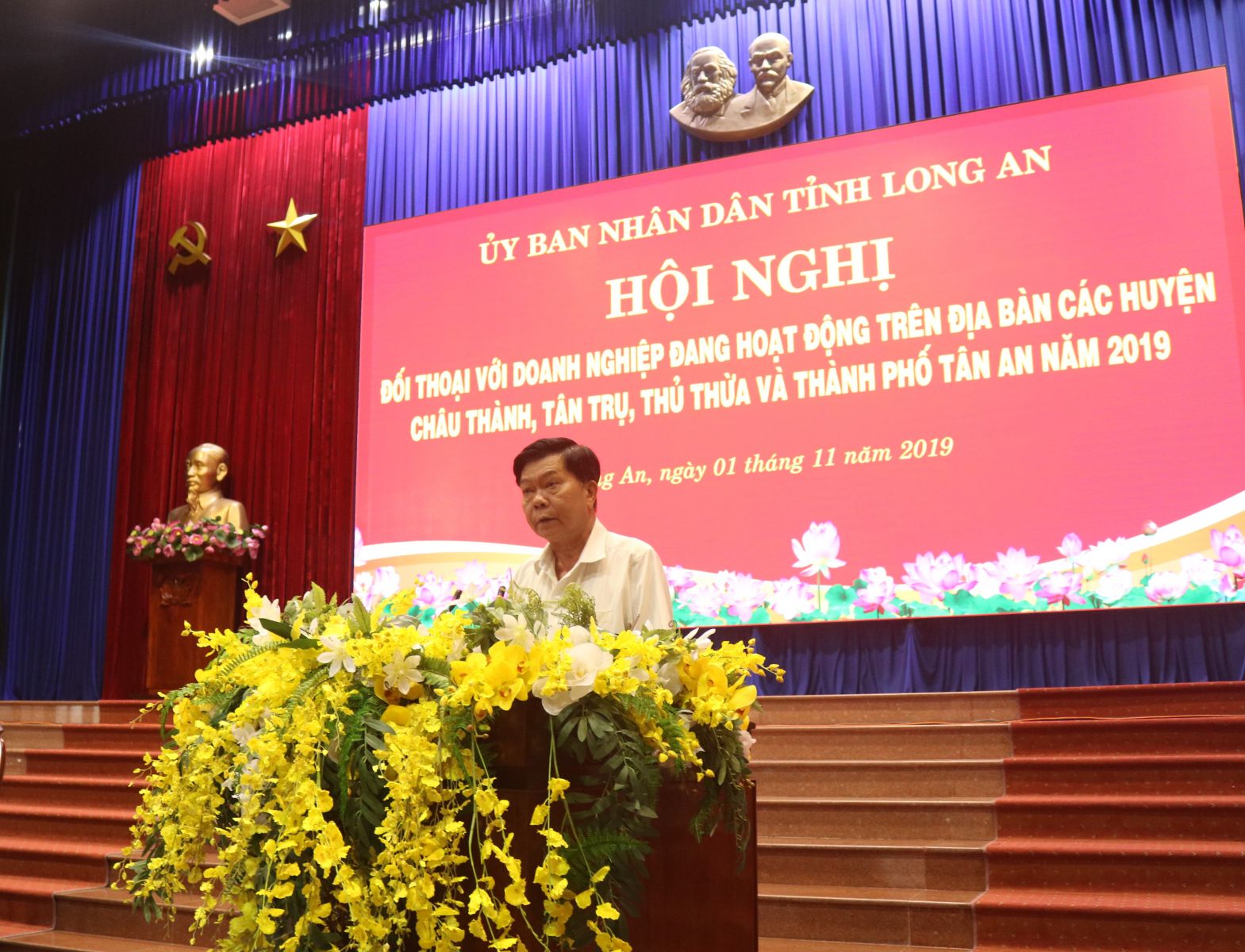 Long An provincial leaders have dialogue with businesses